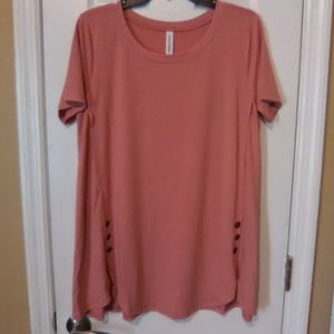New Button Dolphin Hem Short Sleeve Top